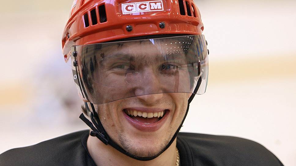 Правый нападающий Александр Овечкин в 2004 году был задрафтован «Вашингтон Кэпиталз», в 2010 году стал капитаном команды. В январе 2008 года подписал c «Вашингтоном» 13-летний контракт на $124 млн. Этот контракт стал рекордным для НХЛ (превышал $100 млн). В НХЛ сыграл более 600 матчей, забил более 400 шайб. Двукратный чемпион мира&lt;br>На фото: Александр Овечкин во время дня открытых дверей национальной команды по хоккею в учебно-тренировочном центре «Новогорск», 2006 год