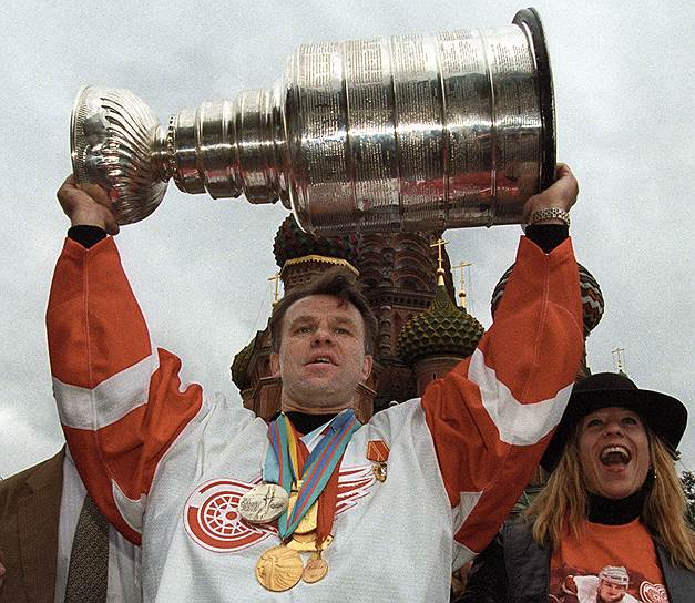 Защитник Вячеслав Фетисов с 1989 по 1998 играл в НХЛ сначала за «Нью-Джерси Девилз», а затем за «Детройт Ред Уингз», с которым дважды становился обладателем Кубка Стэнли. Всего в НХЛ сыграл 546 матчей, забил 36 голов. Двукратный Олимпийский чемпион, семикратный чемпион мира, обладатель Кубка Канады, член Зала хоккейной славы. Был членом «пятерки Ларионова». Выиграл все основные титулы мирового хоккея&lt;br>На фото: Вячеслав Фетисов с Кубком Стэнли на Красной площади, 1997 год