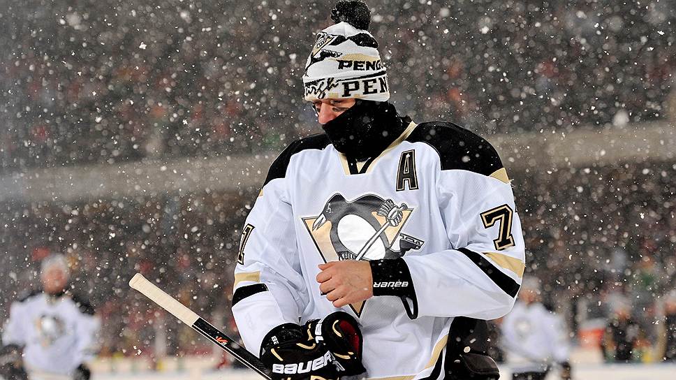 Центральный нападающий Евгений Малкин в 2006 году был задрафтован «Питтсбург Пингвинз», с которым в 2009 году стал обладателем Кубка Стэнли. В ХНЛ сыграл более 500 матчей, забил свыше 200 шайб. В 2013 году продлил контракт с «Питтсбургом» на 8 лет за $76 млн. Чемпион мира&lt;br>На фото: нападающий «Питтсбург Пингвинз» Евгений Малкин перед матчем с «Чикаго Блэкхокс», 2014 год