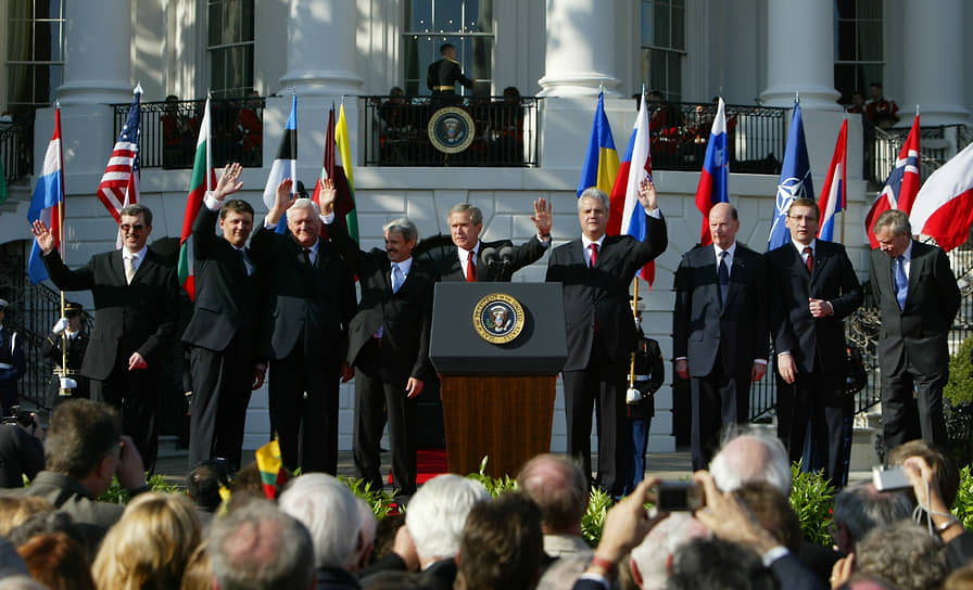 2004 год. Болгария, Латвия, Литва, Румыния, Словакия, Словения и Эстония вступили в НАТО