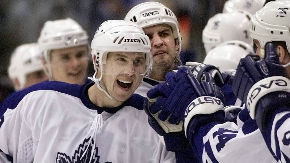 Правый нападающий Александр Могильный —  олимпийский чемпион 1988 года, чемпион мира 1989 года. В 1988 году был задрафтован «Буффало Сейбрз». В 1989 году попросил политического убежища в США. Выступая за «Нью-Джерси Дэвилз», выиграл Кубок Стэнли. Заработал более 1000 очков в чемпионатах НХЛ. В 2006 году завершил карьеру. Всего в НХЛ сыграл 990 матчей, в которых забил 473 шайбы&lt;br>На фото: Нападающий «Торонто Мейпл Лифс» Александр Могильный забил второй гол в ворота «Оттава Се&amp;#769;наторз», 2002 год