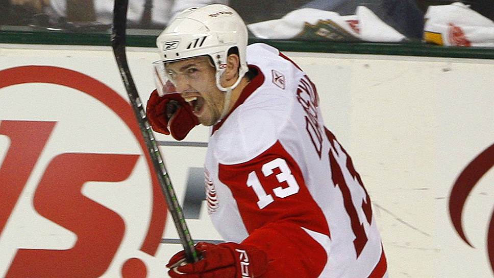 Центральный нападающий Павел Дацюк в 2001 году был задрафтовам «Детройт Ред Уингз», с которым в 2002 и 2008 году становился обладателем Кубка Стэнли. Всего в НХЛ сыграл более 800 матчей, забил свыше 250 шайб. Чемпион мира, бронзовый призер Олимпийских игр&lt;br>На фото: Павел Дацюк забил третий гол во время игры «Детройт Ред Уингз» и «Даллас Старз», 2008 год