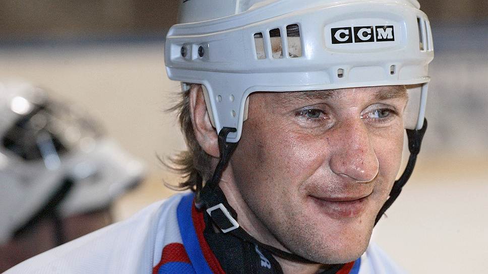 Правый нападающий Алексей Ковалев в 1991 году стал первым из российских игроков, выбранных в первом раунде драфта НХЛ. В 1994 году вместе с «Нью-Йорк Рейнджерс» стал первым из россиян, выигравшим Кубок Стэнли. В НХЛ сыграл 1316 матчей, в которых забил 430 голов. Третий из российских игроков в НХЛ, кому покорился рубеж в 1000 очков. Олимпийский чемпион 1992 года, бронзовый призер Чемпионата мира 2005 года. В настоящее время выступает за швейцарский «Висп»&lt;br>На фото: капитан сборной России по хоккею Алексей Ковалев перед товарищеским матчем со сборной администрации Нижнего Новгорода