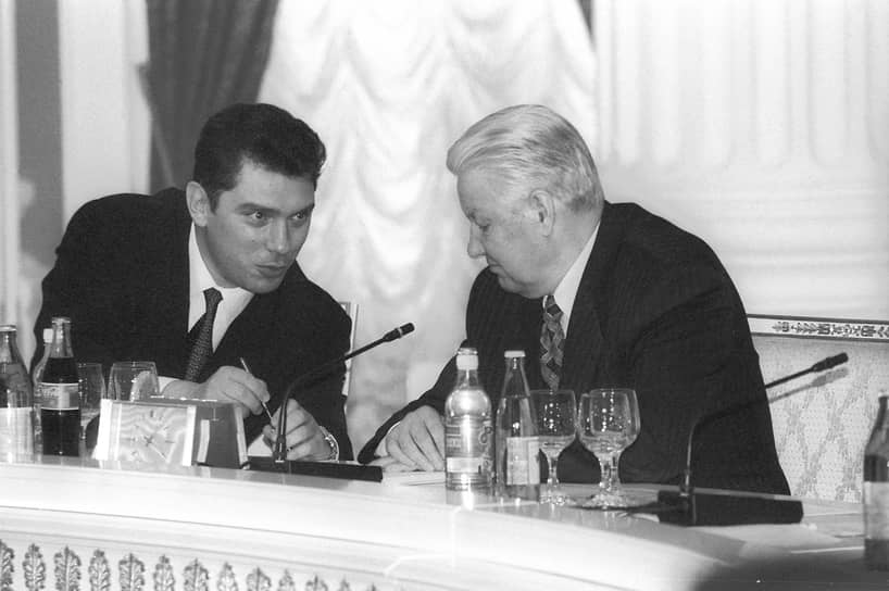 1997 год. Президент России Борис Ельцин (справа) издал указ о том, что все российские чиновники должны пересесть на российские автомобили. Идею подсказал Борис Немцов, только что назначенный на пост вице-премьера страны 