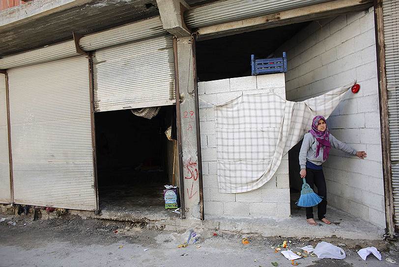 Турция строит для сирийцев все новые и новые лагеря, но их все равно не хватает. Число официально зарегистрированных беженцев из охваченной гражданской войной страны приближается к миллиону