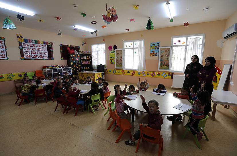 Живя в турецких лагерях, сирийские беженцы имеют доступ к школам, супермаркетам и больницам