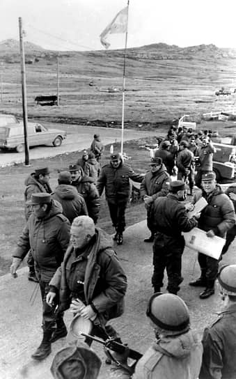 7 апреля 1982 года министр обороны Великобритании объявил об установлении с 12 апреля блокады Фолклендских островов и создании вокруг островов 200-мильной зоны, при нахождении в пределах которой корабли ВМС и торгового флота Аргентины будут потоплены