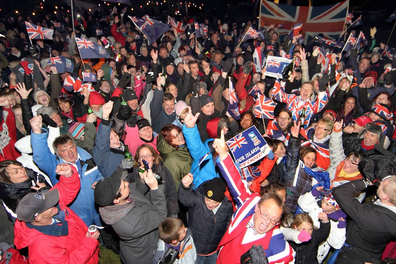 В марте 2013 года жители Фолклендских островов приняли участие в референдуме о политической принадлежности архипелага. 99,3% голосовавших высказались за сохранение за Фолклендами статуса заморской территории Великобритании