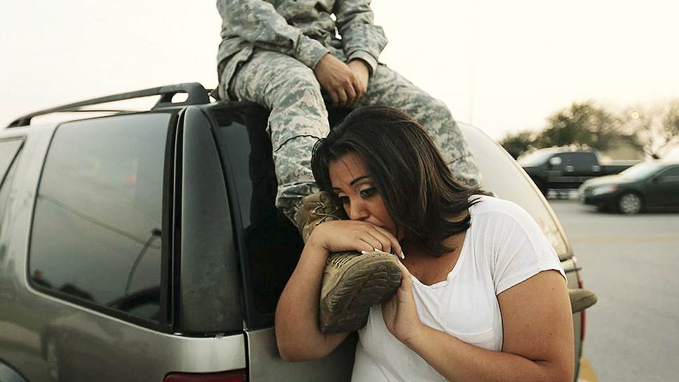 Супружеская пара ожидает разрешения вернуться в свой дом на базе Форт-Худ в Техасе, где солдат открыл огонь по сослуживцам, убив трех человек и ранив не менее четырнадцати