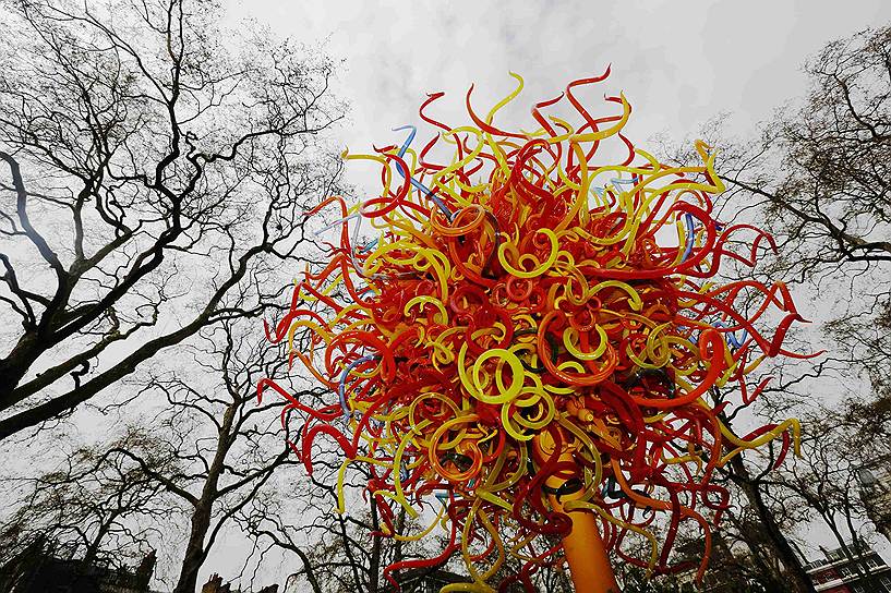 Инсталляция «Солнце» американского художника Дейла Чихули. Пятиметровая инсталляция создана из полутора тысяч стеклянных элементов, выдутых господином Чихули