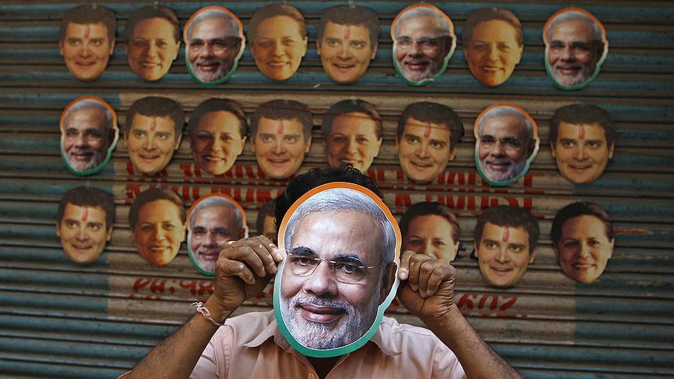 Продажа масок индийских политиков на улице в Ченнае