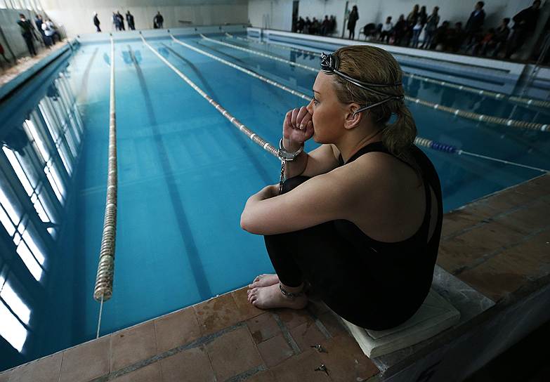 Девятнадцатилетняя пловчиха Ана Ломинадзе готовится установить новый рекорд Гиннеса по преодолению 25-метровой дистанции со скованными руками и ногами в Тбилиси