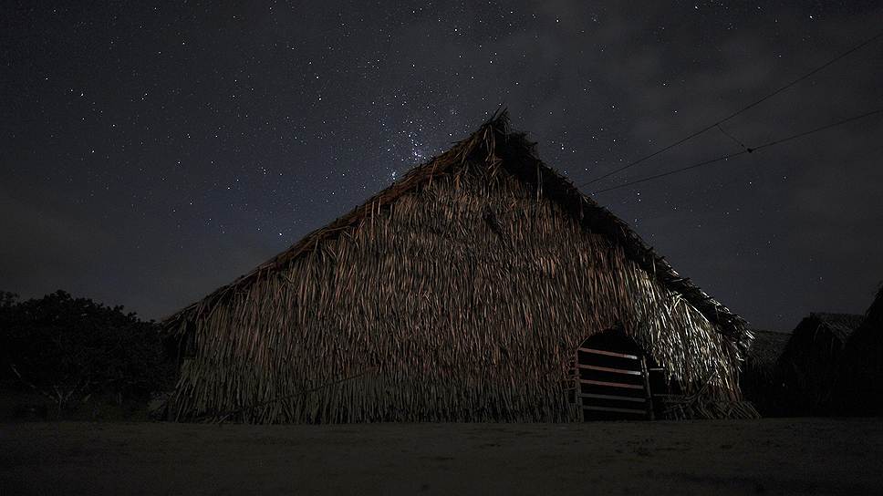 На фото: молитвенный дом племени хуни куи в деревне Ме Тксанава на северо-западе Бразилии, который для индейцев выполняет функции института или школы: там они получают и делятся своими традиционными знаниями 