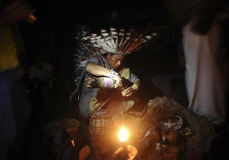 На фото: индеец из племени хуни куи готовить напиток, который затем будет использован во время ритуала по исцелению