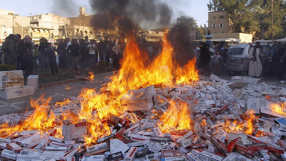 Сожжение конфискованных сигарет исламистами в Ракке, Сирия