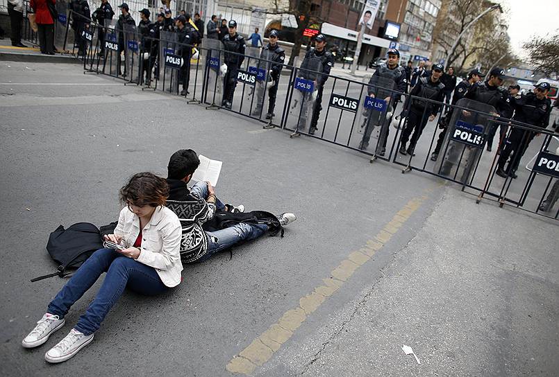 Демонстранты в Анкаре перед началом акции протеста против результатов выборов