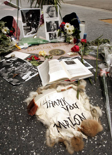 Марлон Брандо умер 1 июля 2004 года от дыхательной недостаточности (легочного фиброза). Актера кремировали, а его прах был частично развеян на Таити, частично — в Долине Смерти на западе США
