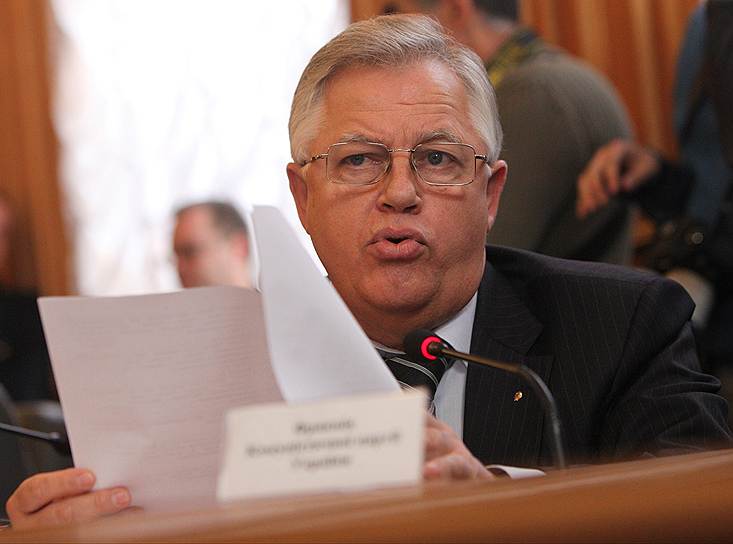 Петр Симоненко — 61 год, председатель Коммунистической партии Украины, баллотируется от нее. Руководит партией с 1993 года. Занимает место депутата Верховной Рады с 1994 года. Три раза баллотировался в президенты страны, в 1999, 2004 и 2010 годах. В 1999 году вышел во второй тур, в котором уступил Леониду Кучме, набрав 37,8% голосов