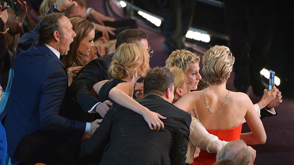Слева направо: актеры Кевин Спейси, Анджелина Джоли, Бред Питт, Джулия Робертс, Эллен Дедженерес, Дженифер Лоуренс на вручении премии «Оскар»
