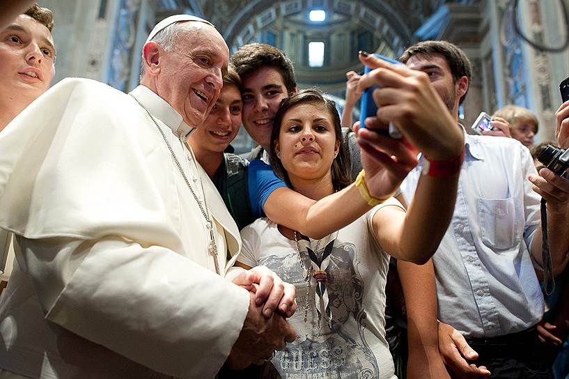 Папа римский Франциск и посетители Собора святого Петра