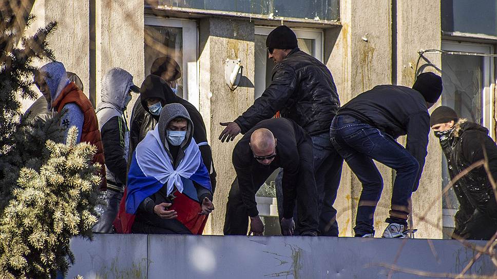 В Луганске митингующие пошли на штурм здания управления Службы безопасности Украины 
