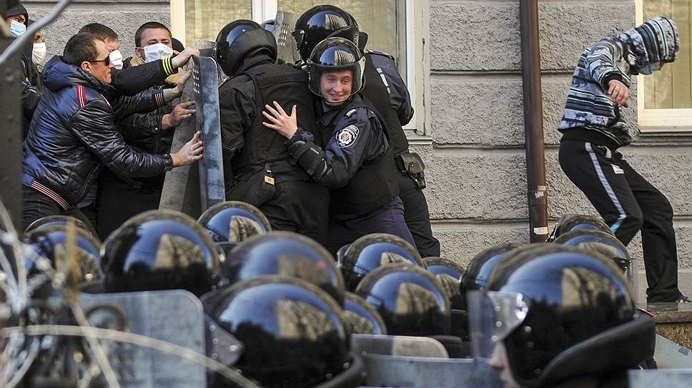 Демонстранты скандировали лозунги в поддержку бойцов «Беркута», неделей раньше задержанных украинскими спецслужбами по подозрению в расстреле участников «Евромайдана» в Киеве