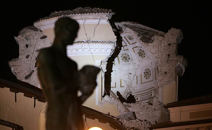2009 год. Мощное землетрясение в пяти километрах от центра города Л’Акуилы, расположенного в 95 км северо-восточнее Рима (Италия). В результате серии подземных толчков погибли около 300 человек, пострадали более 1500 человек