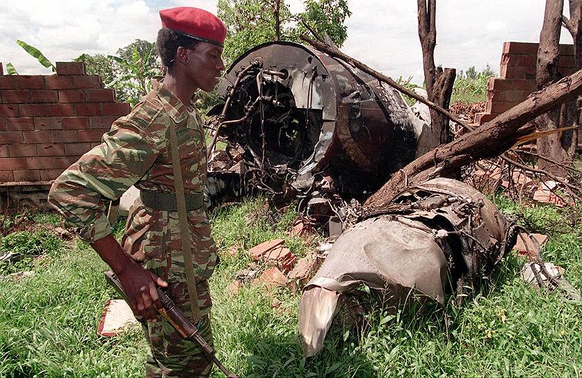 1994 год. Самолет Dassault Falcon 50 правительства Руанды был сбит ракетой. Погибли все десять человек на борту, в том числе президенты Руанды и Бурунди, только что подписавшие мирный договор