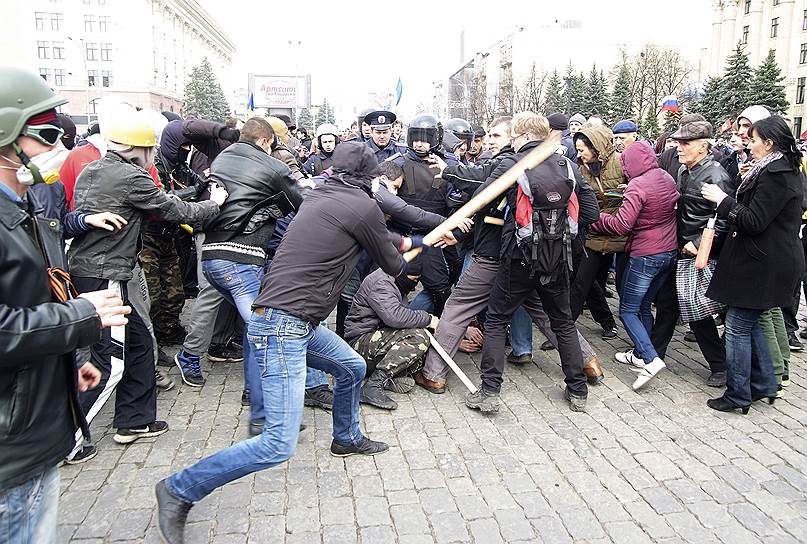 Одновременно на центральной площади Свободы в Харькове проходили две акции в поддержку федерализации страны