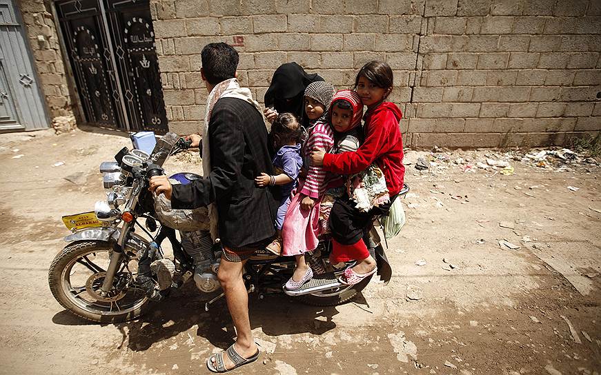 Врач прививает ребенка от полиомелита на окраине Саны, Йемен