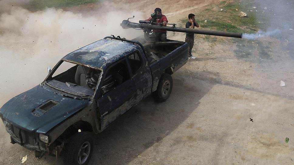 Бойцы Свободной армии Сирии стреляют по правительственным войскам в Хан-Шейхуне