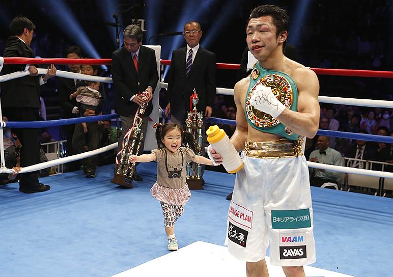 Японский боксер Акира Яэгаси со своей дочерью Синобу на ринге в Токио после победы над Одилоном Залетой из Мексики