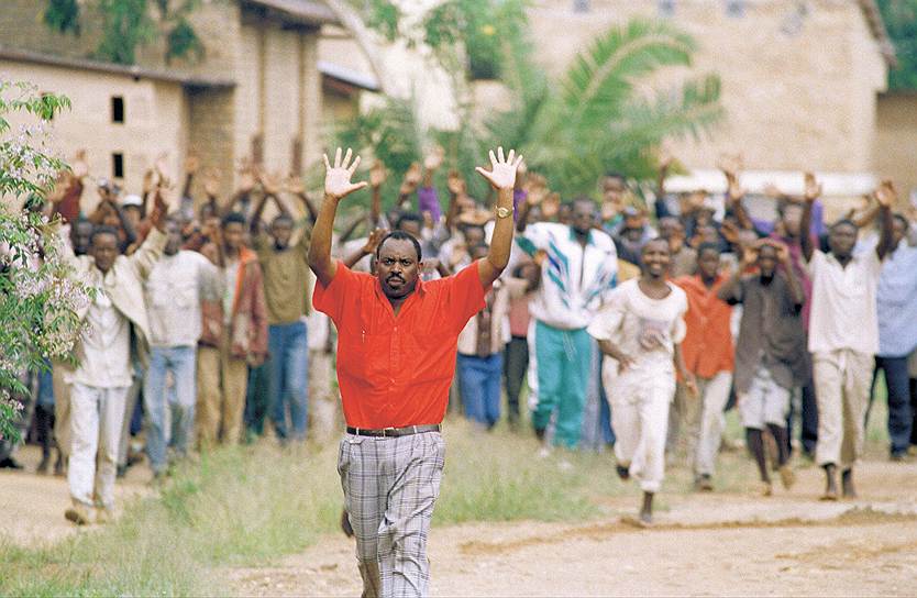 В то время когда Руанда была бельгийской колонией, метрополия сознательно разделяла ее жителей: представители тутси считались элитой и получали лучшие рабочие места и разные привилегии. После получения Руандой независимости в 1962 году ситуация кардинально поменялась: угнетенное большинство, хуту, воспрянуло и стало притеснять тутси. РПФ, который возглавлял Поль Кагаме, в начале 1990-х вел борьбу против правительства хуту&lt;br>
На фото: пациенты психиатрической больницы в районе Кигали просят о помощи бельгийских солдат
