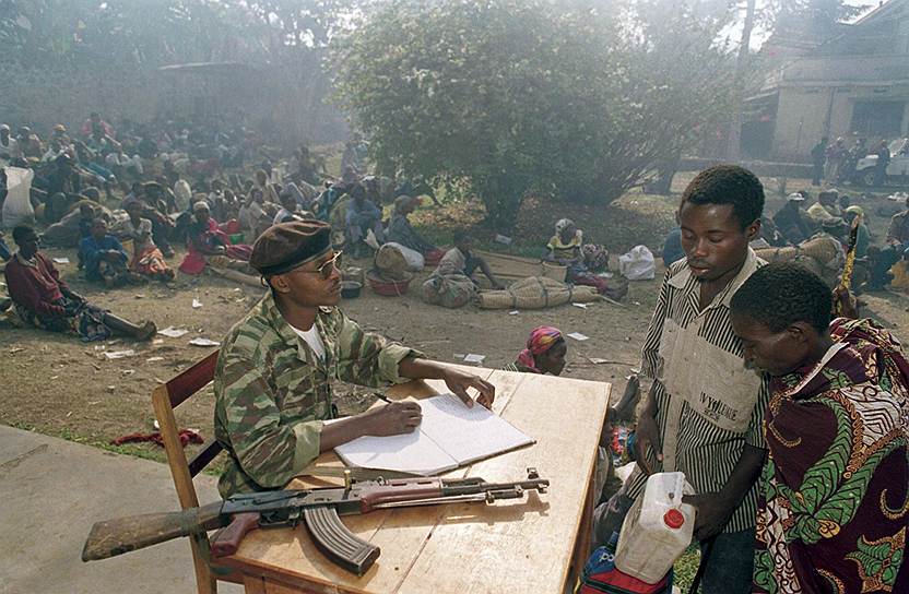 Когда в 1996 году повстанческая армия, сформированная из тутси, разгромила правительственные силы, французские части, по утверждению специальной комиссии, прикрывали отход боевиков хуту, позволив им укрыться в соседнем Заире (ныне ДРК). Париж подобные обвинения, ранее звучавшие неофициально, отвергал, настаивая, что французские войска пытались защитить людей и действовали с санкции ООН. Правительство Руанды обвинило Францию в причастности к геноциду в 2008 году