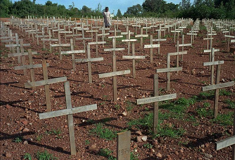 Мировое сообщество в ходе массовых убийств продемонстрировало нерешительность, за что ответственные лица уже не раз извинялись перед народом Руанды. К началу резни в стране было 2,5 тыс. миротворцев ООН. Однако после того, как десять бельгийских военных погибли, СБ ООН решил вывести войска и оставить лишь 270 военнослужащих. Затем, в середине мая, Совбез изменил мнение и постановил ввести в Руанду 5,5 тыс. миротворцев, что и было сделано, но уже после окончания резни