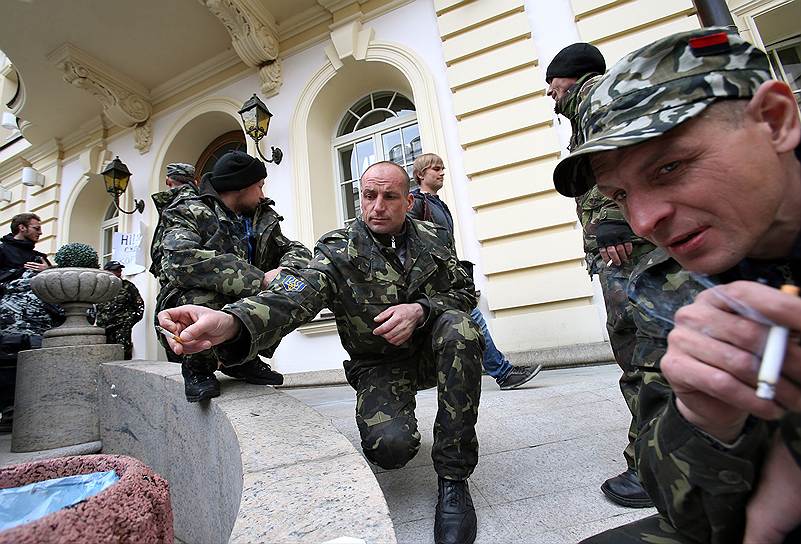 Представители «Правого сектора» и самообороны Майдана заблокировали вход в здание Верховного суда Украины, где должен был проходить внеочередной съезд судей