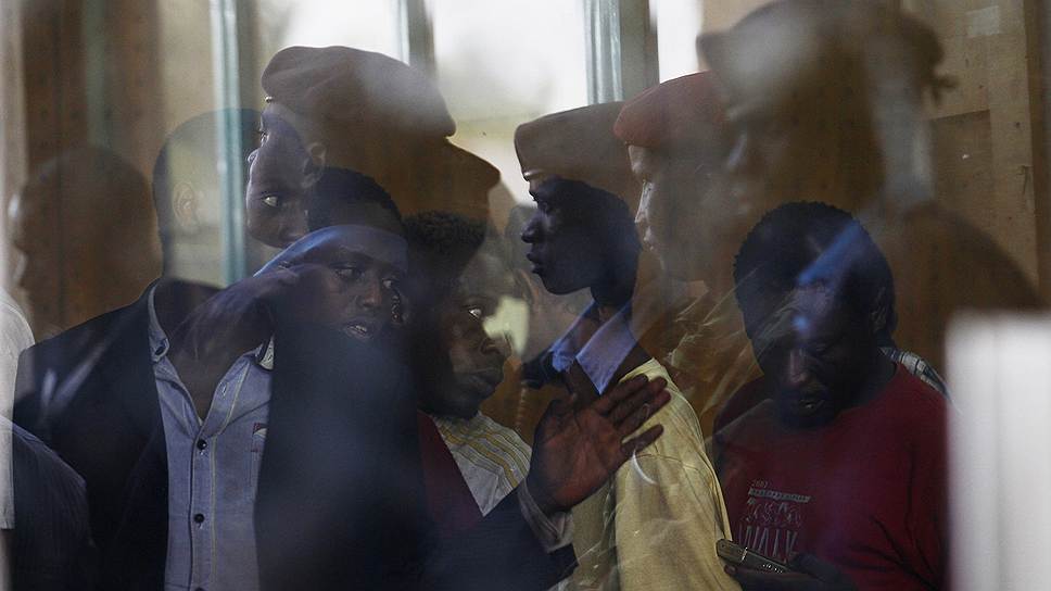 Нелегальные мигранты и беженцы в депортационном центре в Найроби