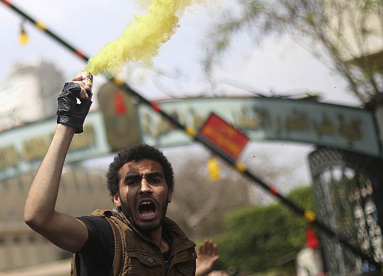 Демонстрант, поддерживающий «Братьев-мусульман», во время акции протеста в Каире