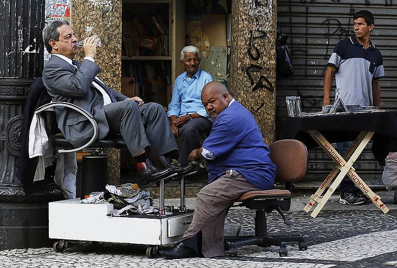 Чистильщик обуви на улице в центре Сан-Паулу