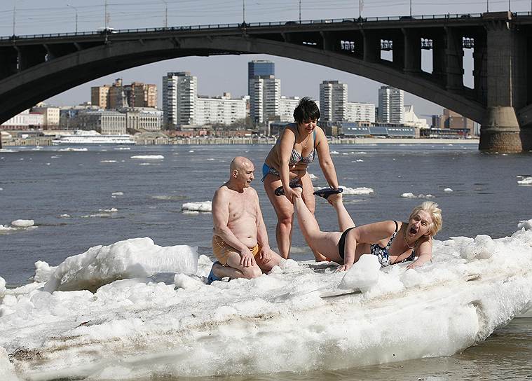 Красноярские «моржи» загорают на льдине на реке Енисей