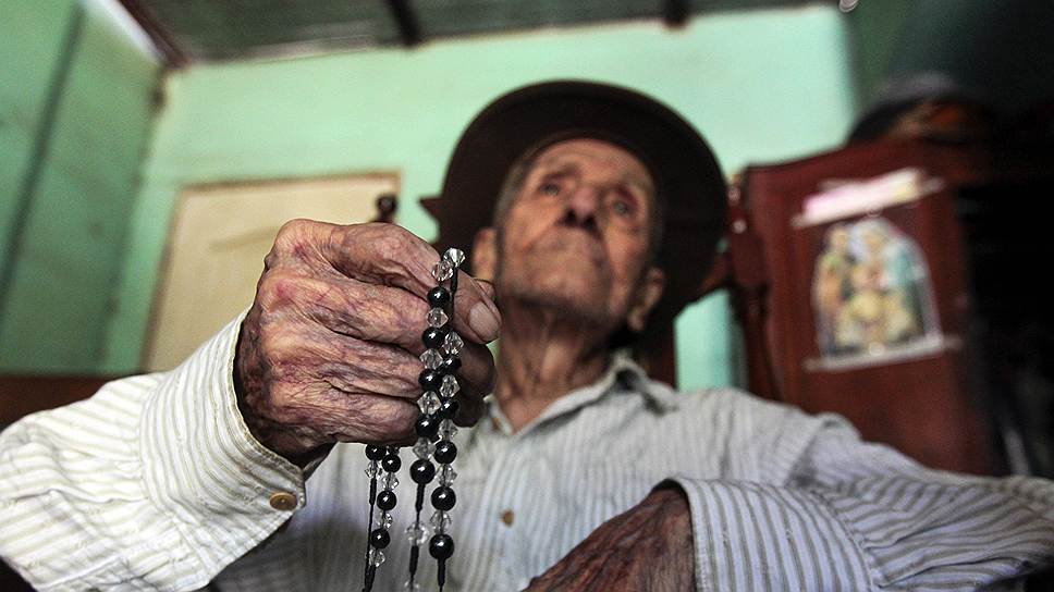 Гектор Гаитан, недавно отметивший свой 110-й день рождения, в своем доме на заброшенной железнодорожной станции на окраине города Манагуа в Никарагуа