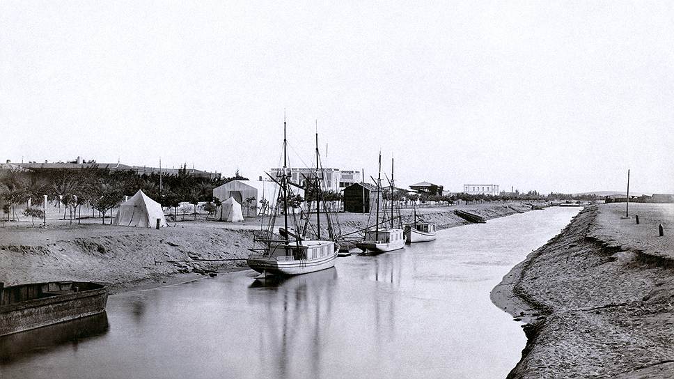 Строительство Суэцкого канала началось в 1858-м, когда французский дипломат Фердинанд де Лессепс, близкий к  вице-королю Египта Мухаммеду Саид-паше, получил от него концессию на сооружение. Для строительства была учреждена Compagnie Universelle du Canal Maritime de Suez (Всеобщая компания Суэцкого морского канала), в которой контрольный пакет принадлежал Франции, а миноритарный — Египту
