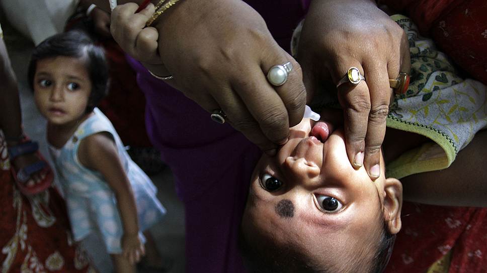 Полиомиелит является предметом особого внимания ВОЗ. С опасной болезнью, поражающей в основном детей, предполагалось полностью покончить к 2005 году. Вирус полиомиелита способен размножаться только в организме человека, и специалисты ВОЗ решили, что поголовная вакцинация всего населения Земли не оставит вирусу возможности выжить