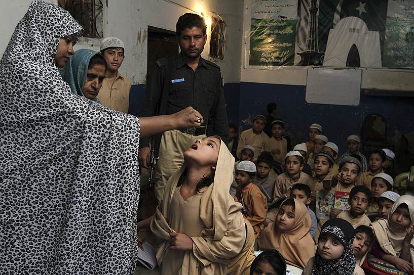 «Недавнее выявление случая полиомиелита в Ираке после 14-летнего отсутствия является напоминанием о риске, с которым в настоящее время сталкиваются дети во всем регионе», — заявила региональный директор ЮНИСЕФ для Ближнего Востока и Северной Африки Мария Каливис