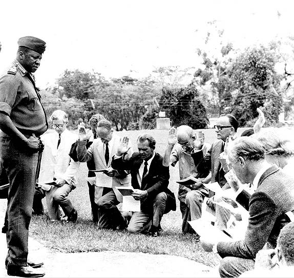 В 1975 году Иди Амин в мирное время сам себе присвоил звание фельдмаршала, а в 1976 году провозгласил себя пожизненным президентом Уганды. Первоначально Амин ориентировался на поддержку Великобритании, Израиля и ЮАР. Рассчитывая на поддержку со стороны Запада, он был тепло принят в Лондоне. Примечательно, что британский МИД не нашел более подходящей характеристики для нового единоличного правителя Уганды, как «хороший футболист»