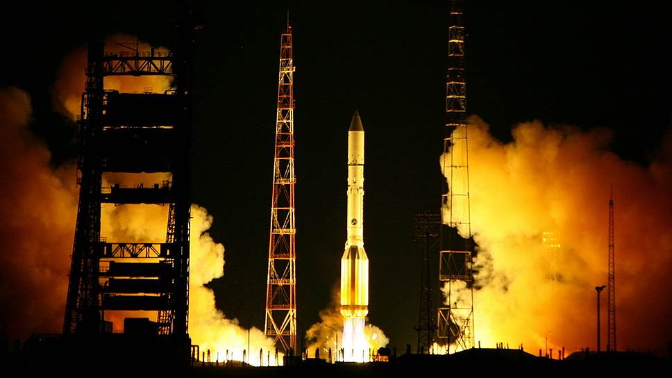 В августе 2012 года два новейших спутника связи - «Экспресс-МД2» и «Телком-3» — были потеряны в результате неудачного старта ракеты «Протон-М», которая не смогла вывести их на орбиту. В Роскосмосе признали, что теперь аппараты неуправляемы и, по сути, превратились в космический мусор. Ущерб, нанесенный аварией, составил порядка 6 млрд рублей. Причиной аварии, как предполагается, стал сгиб магистрального кабеля подачи топлива
