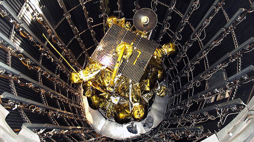 9 ноября 2011 года произошла авария с автоматической межпланетной станцией «Фобос-Грунт, предназначавшейся для исследования спутника Марса. После отделения от ракеты-носителя «Зенит-2ФГ» у аппарата не включились двигатели, и он завис на орбите. В середине января 2011 года обломки станции упали в Тихий океан, а 1250 км от чилийского острова Веллингтон. Причиной аварии было названо воздействие на оборудование станции тяжелых заряженных частиц