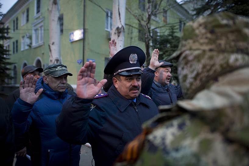 Вечером 12 апреля и.о. президента Украины Александр Турчинов созвал срочное заседание Совета национальной безопасности и обороны, на котором обсуждалась возможность введения режима чрезвычайного положения на востоке страны