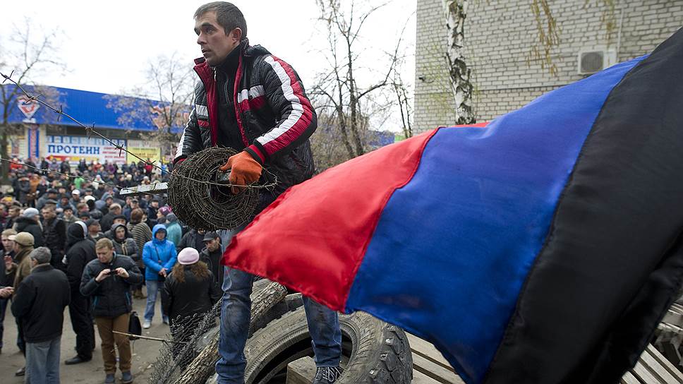 На митинг в Луганске, направленный против политики новых киевских властей, вышли около 3 тыс. человек
