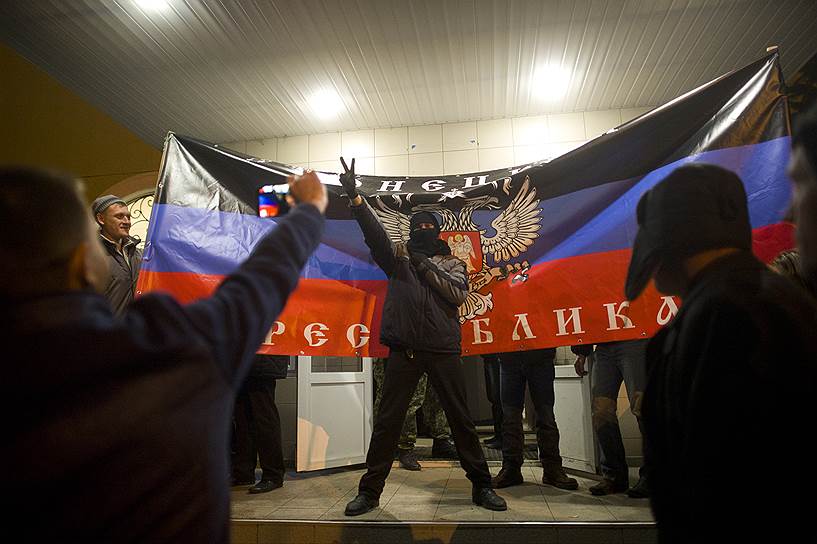 В центре Запорожья произошла драка между сторонниками евромайдана и федерализации Украины. Чтобы разнять драку, милиции пришлось применить слезоточивый газ